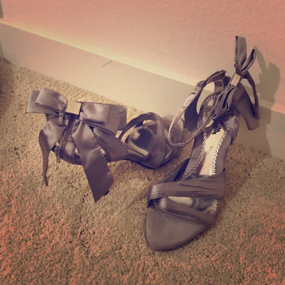 Gray heels with bow